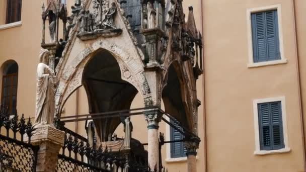 Vista sobre a igreja de Santa Maria Antica é uma igreja românica localizada no centro histórico de Verona — Vídeo de Stock