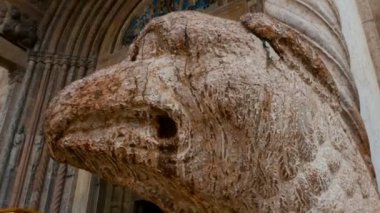 Mermer, İtalya katedral Verona, dış Romanesk mimari bestiaries ile oyulmuş