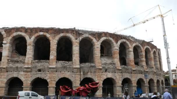 Arena di verona, mit kränen beim aufstellen einer szene im inneren, ein ziel für touristen, die romantik und klassische musik suchen — Stockvideo