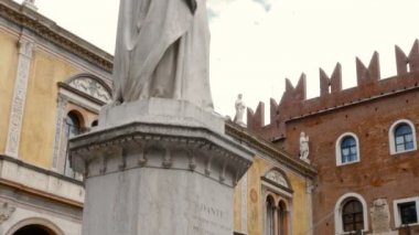 Piazza Dante, ünlü yazar Dante Alighieri, temsil eden bir heykel en önemli yazar İlahi Komedya işi