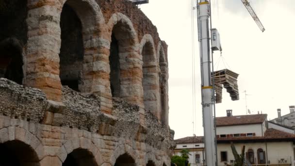Arena di verona, mit kränen beim aufstellen einer szene im inneren, ein ziel für touristen, die romantik und klassische musik suchen — Stockvideo