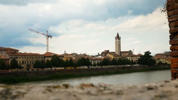 Verona, aşık turistler için hedef Castelvecchio'yu Bridge'de Adige nehirden görünümünü — Stok video