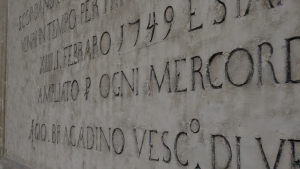 Inschrift auf Marmortisch in Verona eingraviert — Stockvideo