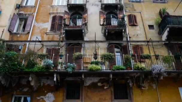 Стены средневековых зданий в городе Верона, город любви и романтики — стоковое видео