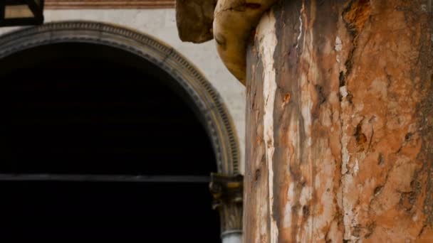 Τοίχοι από μεσαιωνικά κτίσματα στο η πόλη της Βερόνα, μια πόλη του έρωτα και ειδύλλιο — Αρχείο Βίντεο