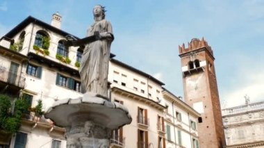 Piazza delle erbe Verona, aşk ve romantizm çiftler için ideal şehir içinde Madonna Çeşmesi