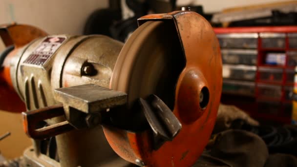 Řemeslník používá elektrické kolo brousit kovovou tyč ve své domácí dílně — Stock video