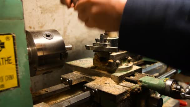 Apasionado hombre de bricolaje, utiliza el torno para bricolaje, en su laboratorio en casa, el trabajo de precisión con torno de metal — Vídeo de stock