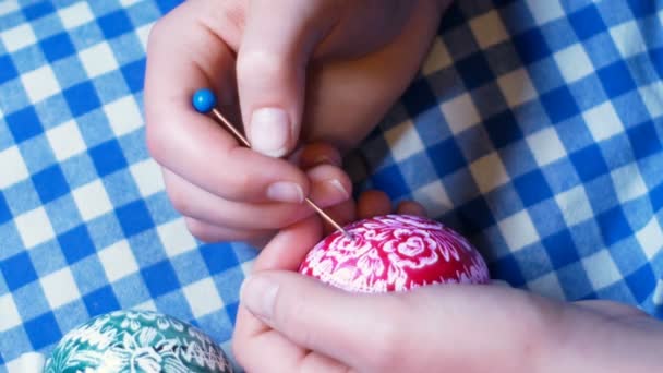 Detalle de las manos de niña, que graba adornos de Pascua en huevos de colores, con técnica de grabado, costumbre típica de Europa del Este — Vídeos de Stock