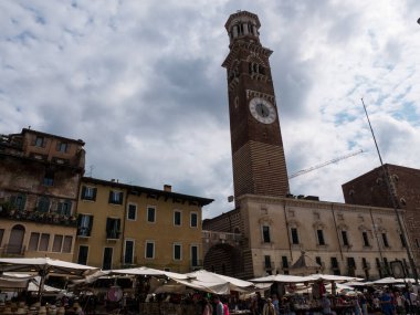 Campanile Piazza delle Erbe Verona, Verona, romantizm şehrin birçok turist için hedef merkezi kare olduğunu
