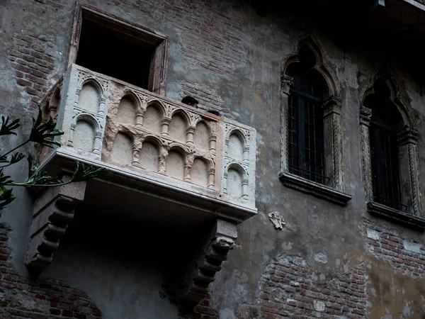 Balcón Julieta en Verona, símbolo del amor y el romance, ideal para representar el concepto de amor — Foto de Stock