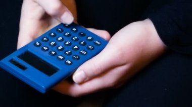 Kız güneş bir hesap makinesi ve hesapları, görüntüleri ekonomisine duyarlılığı gençler için uygun tutar