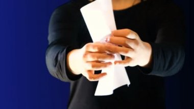 Genç kız bir kağıt işareti kelime ırkçılık ile onun elinde tutar. Protesto etmek için ırkçılık sorunları yükseltmek için ideal görüntüleri işareti çökmek