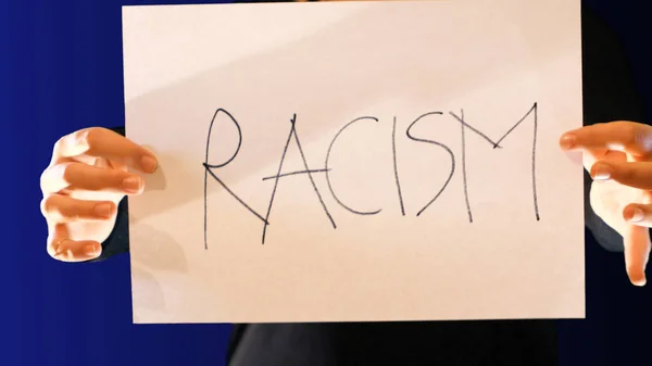 Teenage girl holds a paper sign in her hand, with the word racism. Crumple the sign to protest, ideal footage to raise racism problems — Stock Photo, Image