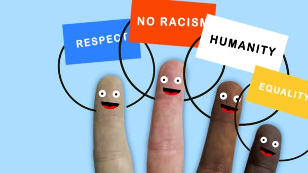 Dedos de una mano, de diversos grupos étnicos se manifiestan con pancartas, imágenes ideales para representar la integración y los problemas raciales — Vídeo de stock