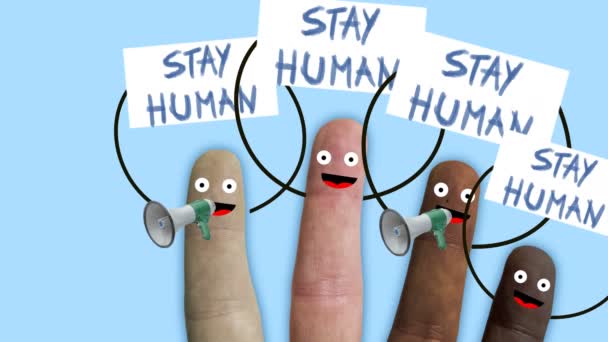 Finger einer Hand, verschiedener ethnischer Gruppen manifestieren sich mit Bleibe menschlichen und Megaphonen Banner, ideales Filmmaterial, um Integration und Rassenprobleme darstellen — Stockvideo