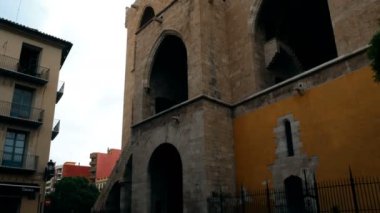 İpek market, İspanya yakınındaki Sarayı