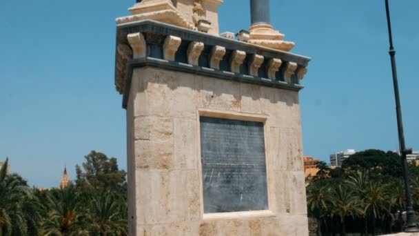 Standbeeld op Puente del Mar, zee Bridge, overschrijding van de tuinen van Turia in Valencia, Spanje — Stockvideo