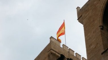 Torres de Quart, Ortaçağ Hıristiyan duvar Valencia için ağ geçidi üzerinde sallayarak İspanyol bayrağı