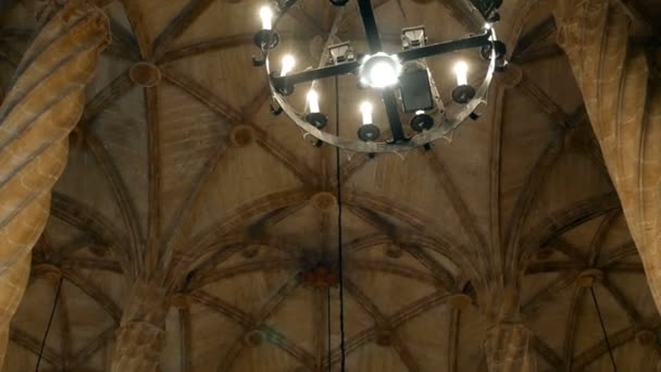 Marmorsäule der europäischen Zivilgotik in der lonja de la seda in valencia, Spanien — Stockvideo