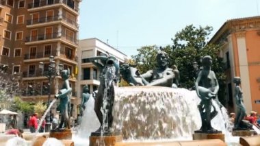 Valencia Piazza Fontana'ya, Plaza de la Virgen Valencia, İspanya eski şehir merkezinde Turia Çeşme görünümünü.