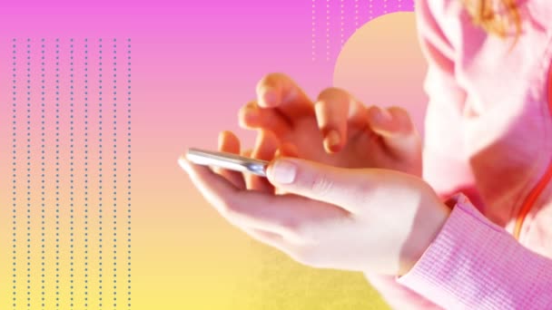 Девочка-подросток держит телефон в руке, чтобы общаться онлайн видео идеально подходит для повышения социальной наркомании вопросы — стоковое видео