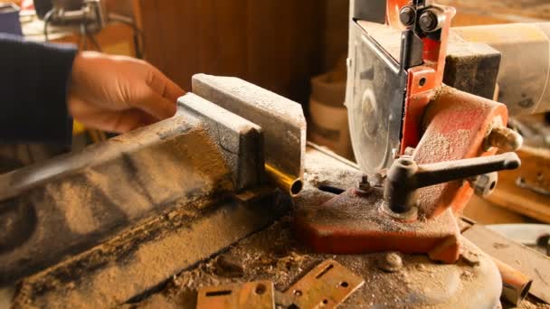 Testere makinesi demirci tarafından çubuklar ve metal plakalar kesmek için kullanılan demir malzemeler için ayrıntılar grubu — Stok video