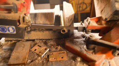 testere makinesi demirci tarafından çubuklar ve metal plakalar kesmek için kullanılan demir malzemeler için ayrıntılar grubu