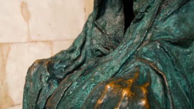 Die Pieta - Anna Chromy 1999 'un bir heykeli, Salzburg, Avusturya