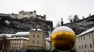 Ana kare Salzburg kış zamanında altın küre