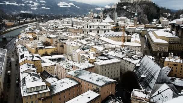 Vista sulla città dalla terrazza del museo d'arte contemporanea, periodo invernale, Salisburgo, Austria — Video Stock