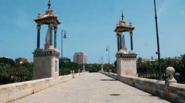 Valencia Turia bahçelerde köprüsü üzerinde yürüme pov.