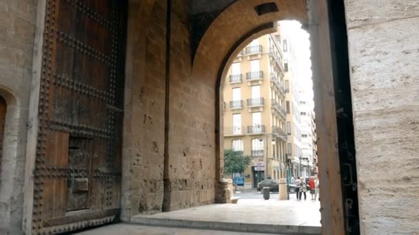 De Torres de Quart, trä dörrar av den medeltida kristna väggen i Valencia. — Stockvideo