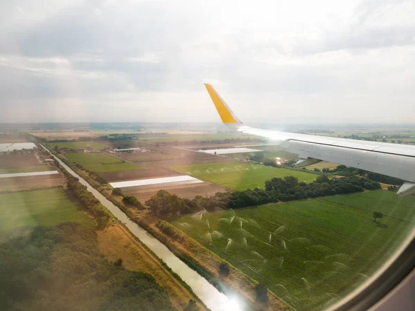 Passagiersvliegtuig is bezig met het land op de landingsbaan — Stockfoto