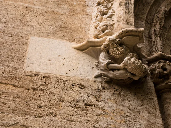 Ozdoby i rzeźby z okresu gotyku na bramie Kościoła w Walencji — Zdjęcie stockowe