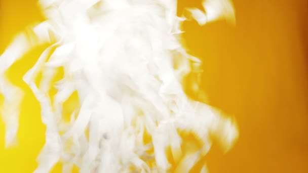 corne de fête est soufflé sur fond jaune, des images idéales pour la période du carnaval et pour les fêtes 