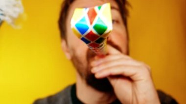 adam parti borunun başına sarı bir arka plan, partiler ve komik durumlara temsil etmek için ideal görüntüleri ile karnaval kutluyor