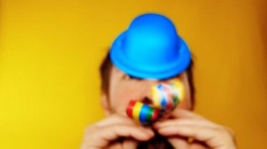 mutsuz ve depresif adam karnaval veya sarı bir arka plan görüntüleri kötü tatil ve komik durumlara temsil eden için ideal Alvarez'le parti ile yeni yıl kutluyor