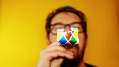 adam parti borunun başına sarı bir arka plan, partiler ve komik durumlara temsil etmek için ideal görüntüleri ile karnaval kutluyor