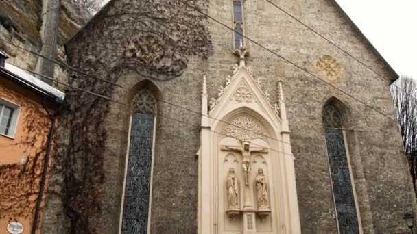 Europa, Austria, zona de Salzburgo, vista de la iglesia de la hiedra creciendo en las paredes - San Biagio, tiempo de invierno — Vídeos de Stock