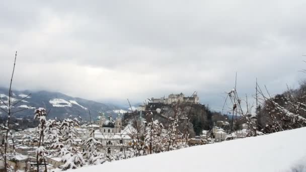 Stadtblick von der Terrasse des Museums für zeitgenössische Kunst, Winterzeit, Salzburg, Österreich — Stockvideo