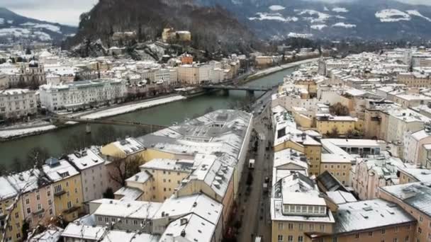 Panoramisch uitzicht van de stad Salzburg van een museum voor moderne kunst, kunt u de rivier de Salzach passeren door de stad, in de winter — Stockvideo