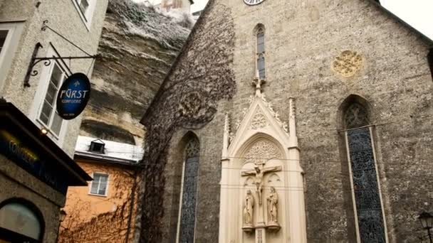 Europa, Oostenrijk, Salzburg ruimte, uitzicht op de kerk van de klimop groeit op muren - San Biagio, wintertijd — Stockvideo