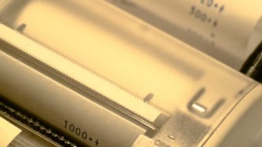 Şerit kağıt, iş ve finans kavramları göstermek için görüntüleri ile antika led hesap makinesi detay