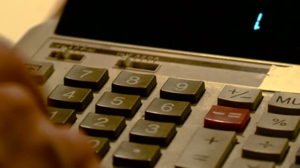 Předá zprávu na starověké led kalkulátor, záběry představovat obchodní a finanční pojmy — Stock video