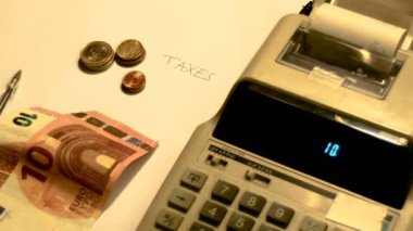 Şerit kağıt ve para, iş ve finans kavramları göstermek için görüntüleri sayma elleri ile eski led hesap makinesi