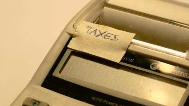 Antikes LED-Taschenrechnerdetail mit Schleifenpapier, Filmmaterial zur Darstellung von Geschäfts- und Finanzkonzepten — Stockvideo