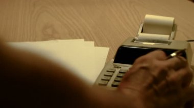 Şerit kağıt ve para, iş ve finans kavramları göstermek için görüntüleri sayma elleri ile eski led hesap makinesi