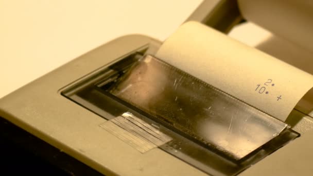 Antikes LED-Taschenrechnerdetail mit Schleifenpapier, Filmmaterial zur Darstellung von Geschäfts- und Finanzkonzepten — Stockvideo