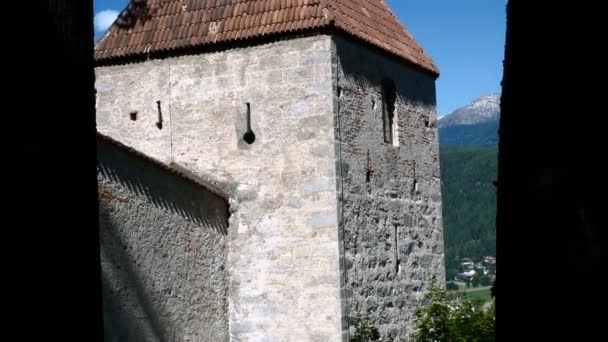 Widok na zamek Brunico, okres letni w Alto Adige obszar — Wideo stockowe